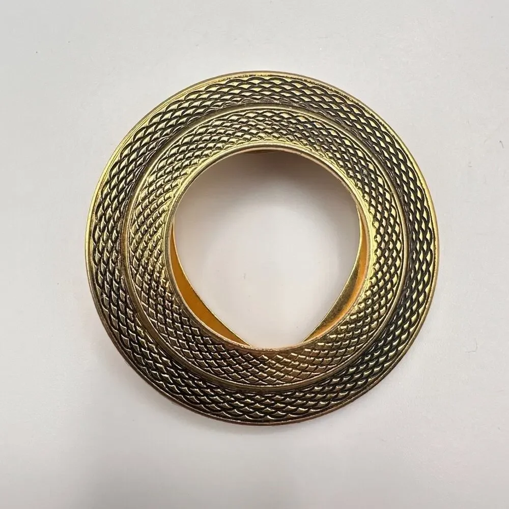 Vintage 80s 90s Lieba USA Gold Tone Textured Round Scarf Clip Accessory Fashion